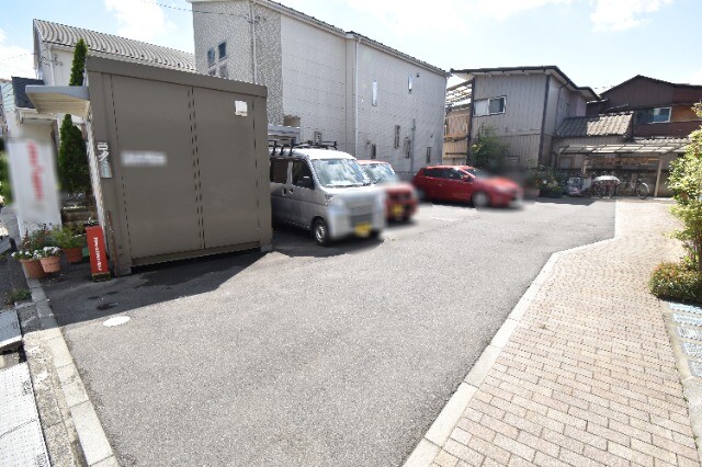 ��ʌ��������܎s�Y�a��̉ƂR���ڂ̃}���V�����̒��ԏ�