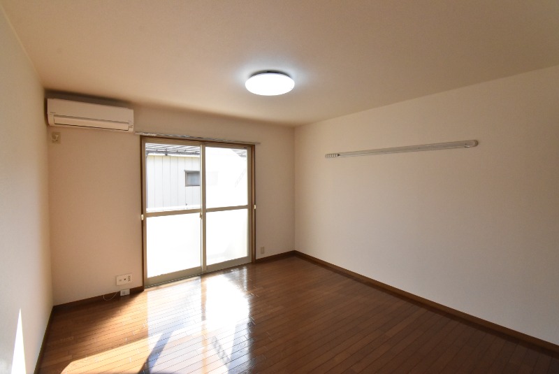 ��ʌ�����s�Ŕ�m�܂Q���ڂ̃A�p�[�g�̋��ԁE���r���O