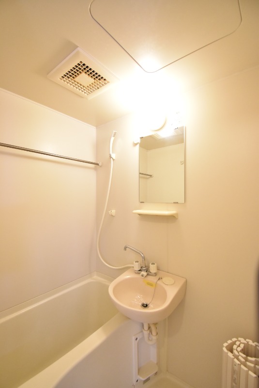 ��ʌ�����s�Ŕ�m�܂Q���ڂ̃A�p�[�g�̐��ʏ�