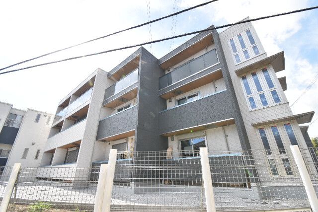 ��ʌ��������܎s����厚�w��2562�̃A�p�[�g�̌����O��