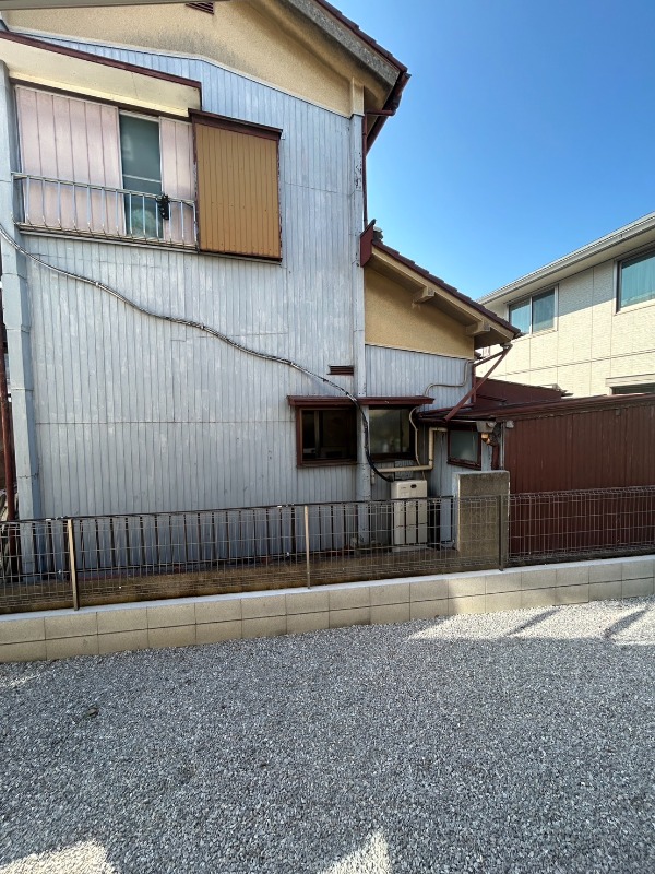 ��ʌ��������܎s����厚�w��̃e���X�n�E�X�̃o���R�j�[