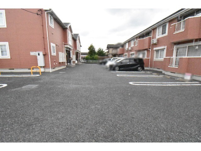 ��ʌ��@�c�s���S���ڂ̃A�p�[�g�̒��ԏ�