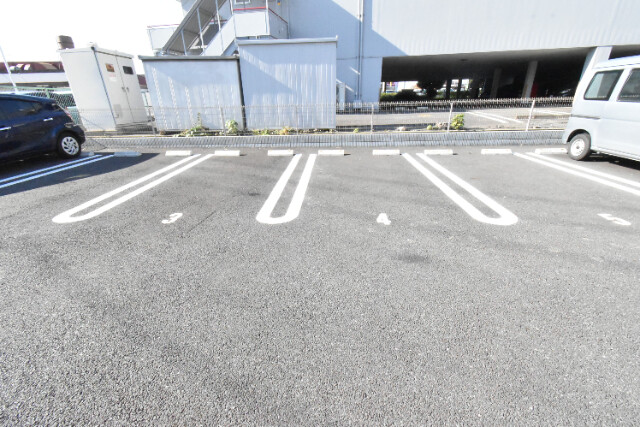 ��ʌ������s�ԌI�P���ڂ̃A�p�[�g�̒��ԏ�