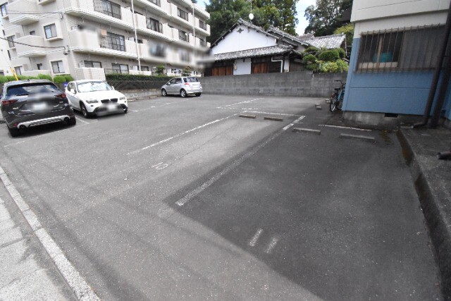 ��ʌ��������܎s��{��V�����P���ڂ̃A�p�[�g�̒��ԏ�