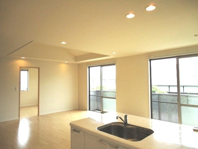 ��ʌ��������܎s��{��V�����P���ڂ̃A�p�[�g�̋����E���r���O