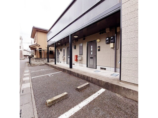 ��ʌ��z�J�s�����c���̃A�p�[�g�̒��ԏ�