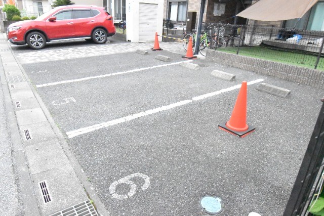 ��ʌ�����s�˒˂R���ڂ̃A�p�[�g�̒��ԏ�