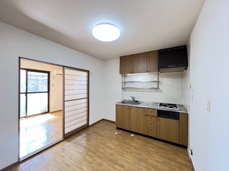 ��ʌ�����s������Q���ڂ̃A�p�[�g�̋��ԁE���r���O