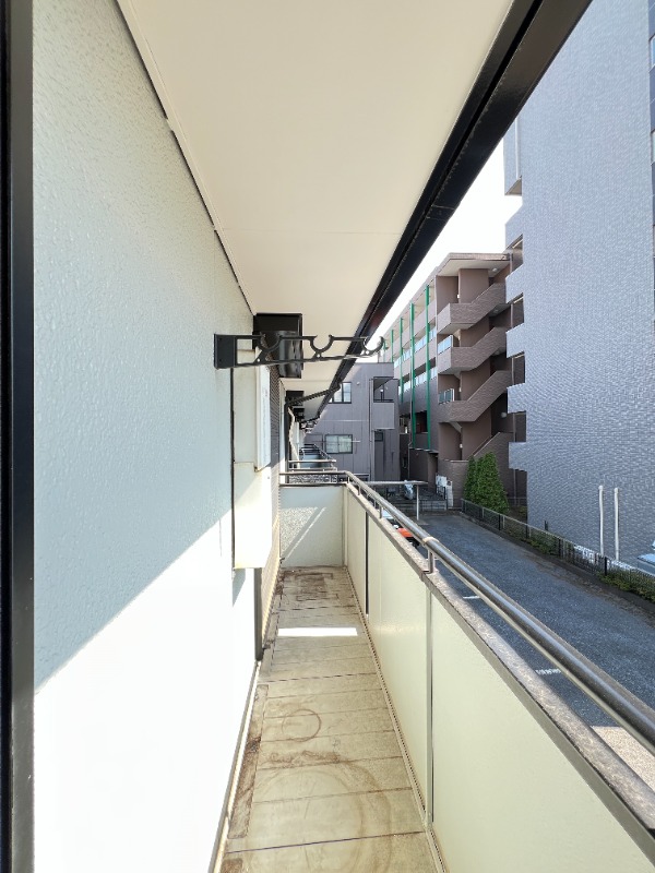 ��ʌ�����s������Q���ڂ̃A�p�[�g�̃o���R�j�[