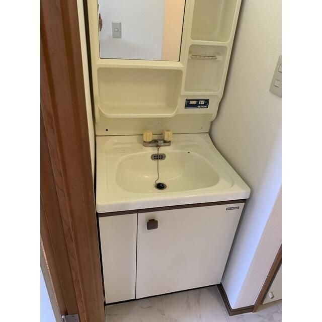 ��ʌ�����s�̉ƂQ���ڂ̃A�p�[�g�̐��ʏ�