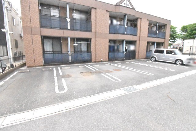 ��ʌ�����s�厚���s���т̃A�p�[�g�̒��ԏ�