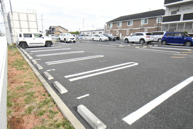 ��ʌ������s��ʖ�̃}���V�����̒��ԏ�