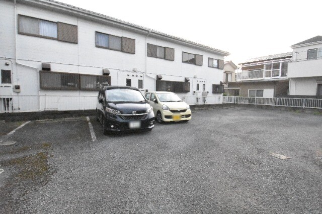 ��ʌ��@�c�s���m�؂P���ڂ̃A�p�[�g�̒��ԏ�