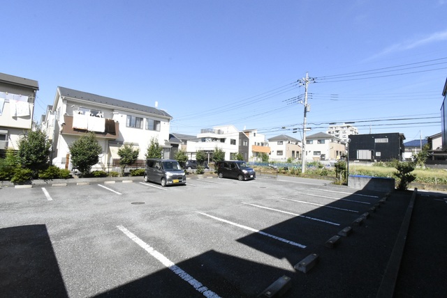 ��ʌ�����s�ܔԒ��̃A�p�[�g�̒��ԏ�