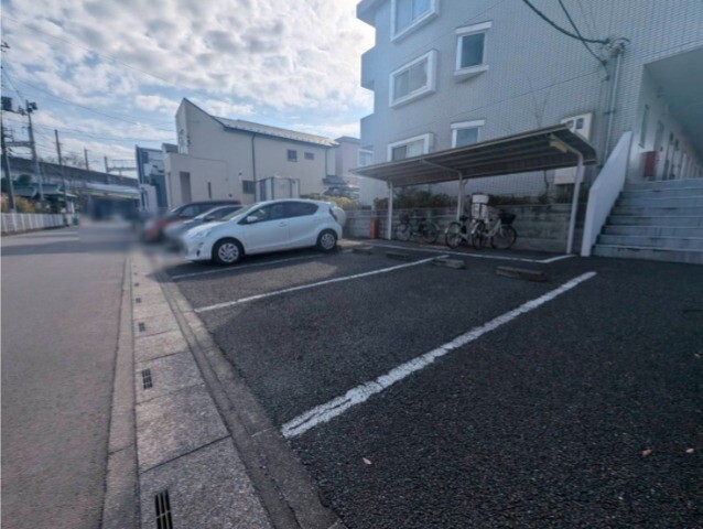 ��ʌ�����s���s���P���ڂ̃}���V�����̒��ԏ�