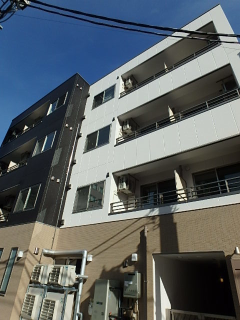 ��ʌ��������܎s��{�撇���R����82�̃}���V�����̌����O��