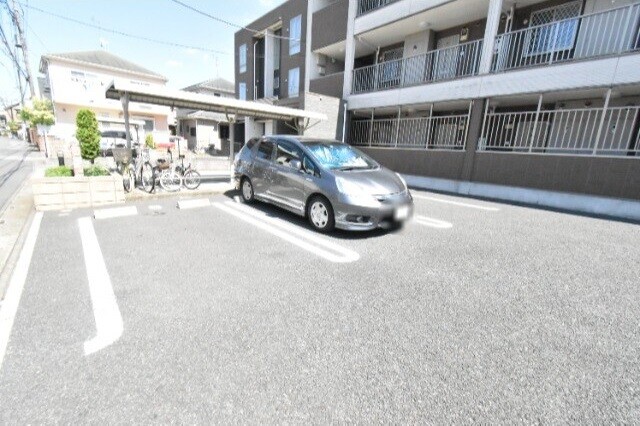 ��ʌ������s�����S���ڂ̃}���V�����̒��ԏ�