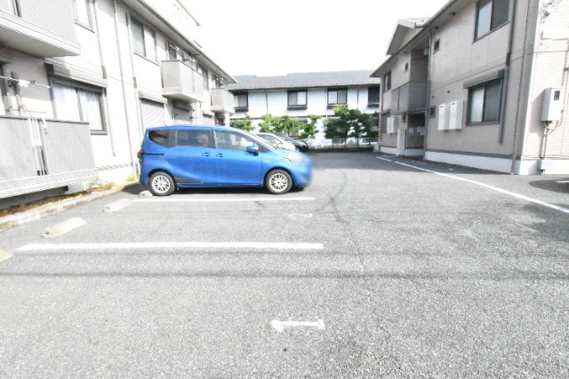 ��ʌ�����s������U���ڂ̃A�p�[�g�̒��ԏ�