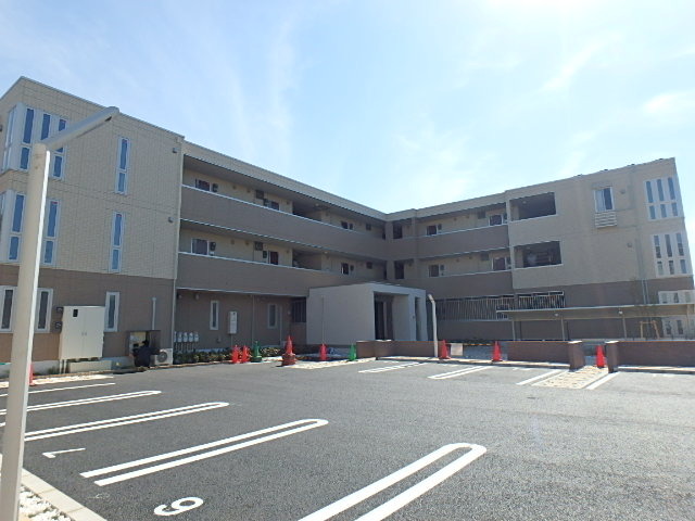 ��ʌ��������܎s����厚�w��̃A�p�[�g�̒��ԏ�