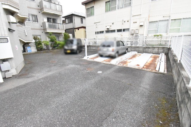 ��ʌ�����s�˒˓��R���ڂ̃}���V�����̒��ԏ�