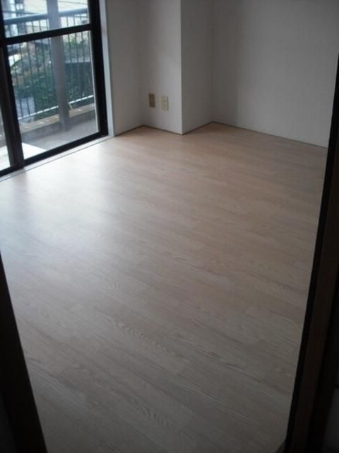 ��ʌ��������܎s�Y�a��̉ƂU���ڂ̃}���V�����̋��ԁE���r���O