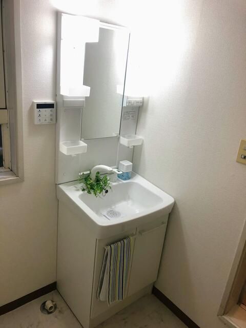 ��ʌ��������܎s��{��O���R���ڂ̃e���X�n�E�X�̐��ʏ�