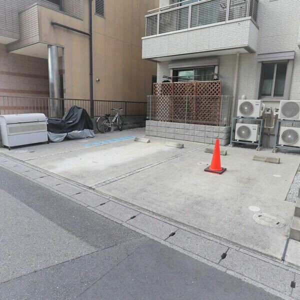 ��ʌ�����s�˒˂Q���ڂ̃A�p�[�g�̒��ԏ�