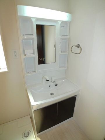 ��ʌ�����s�厚���L�˂̃A�p�[�g�̐��ʏ�