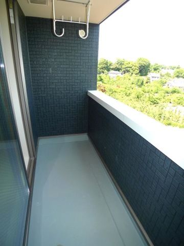 ��ʌ�����s�厚���L�˂̃A�p�[�g�̃o���R�j�[