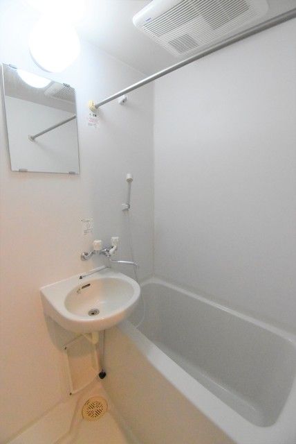 ��ʌ�����s������U���ڂ̃A�p�[�g�̃o�X