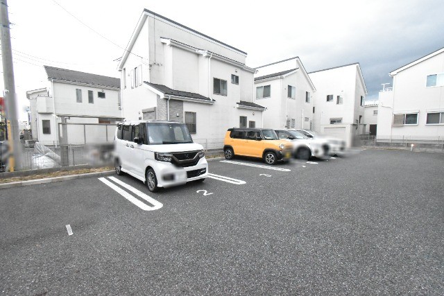 ��ʌ������s�����̃A�p�[�g�̒��ԏ�