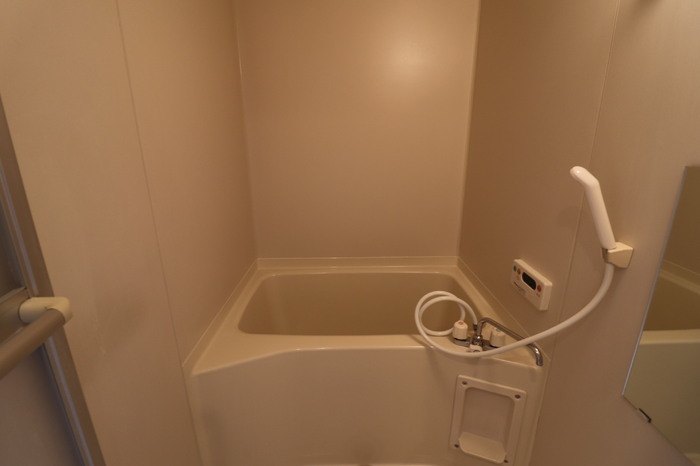 ��ʌ��������܎s�΋�厚�����̃e���X�n�E�X�̃o�X