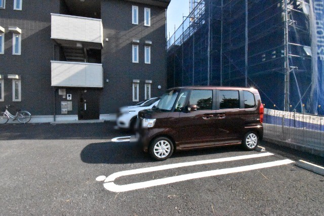 ��ʌ��z�J�s���C�N�^�E���Q���ڂ̃A�p�[�g�̒��ԏ�