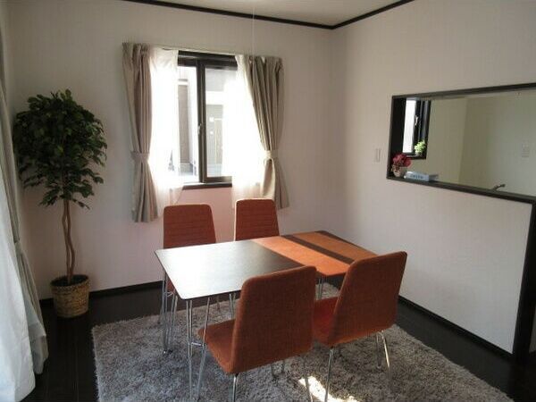 ��ʌ��@�c�s���m�؂S���ڂ̃e���X�n�E�X�̋��ԁE���r���O